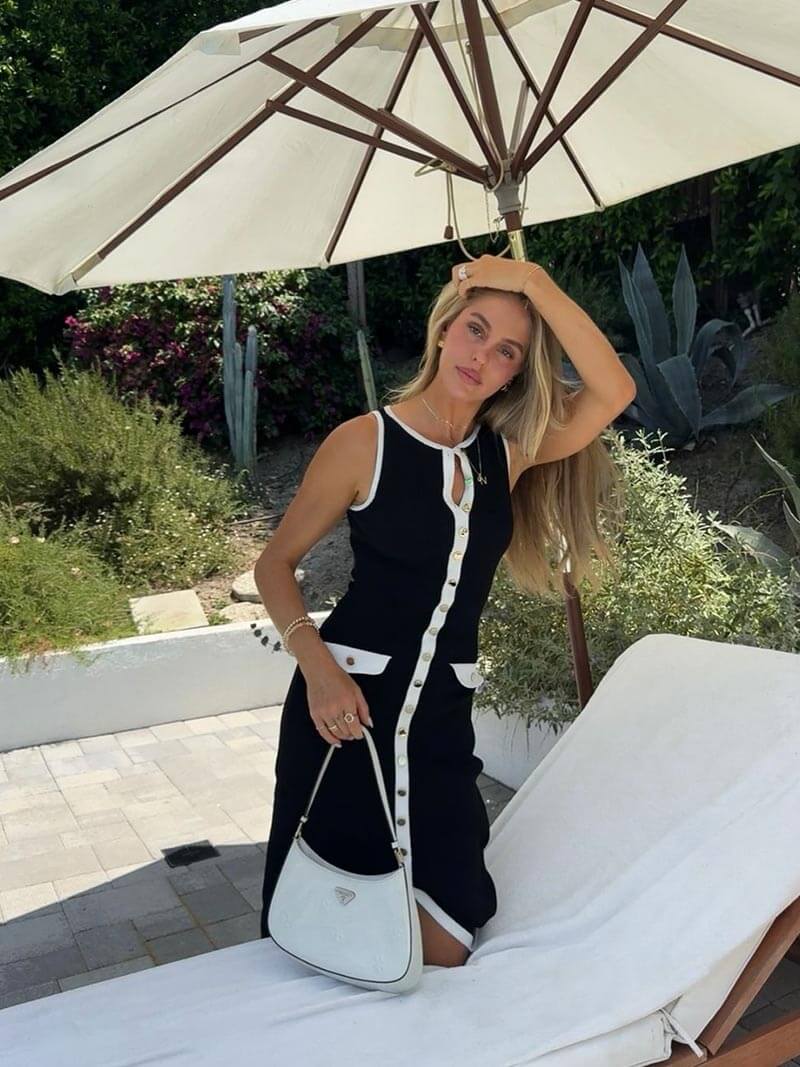 Ärmelloses Strickkleid mit Zierknöpfen und Taschen – Midi-Länge