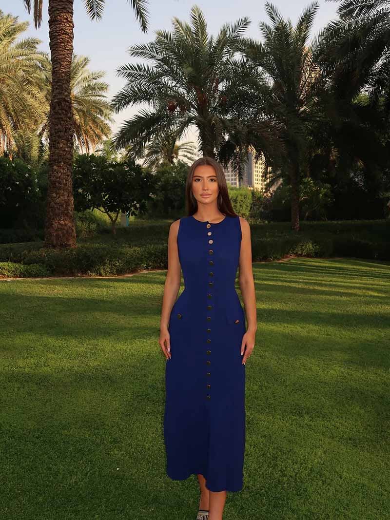 Ärmelloses Strickkleid mit Zierknöpfen und Taschen – Midi-Länge