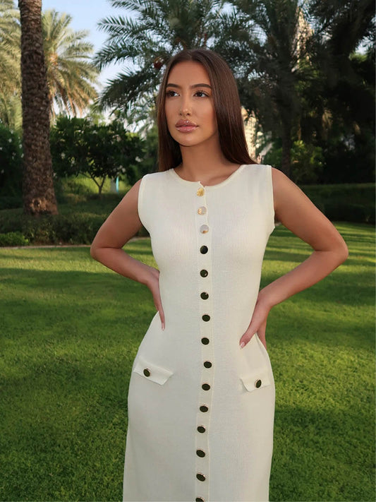 Ärmelloses Strickkleid mit Zierknöpfen und Taschen – Midi-Länge