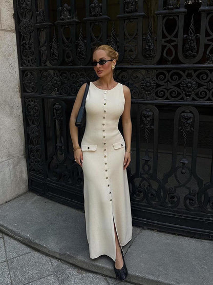 Ärmelloses Strickkleid mit Zierknöpfen und Taschen – Midi-Länge