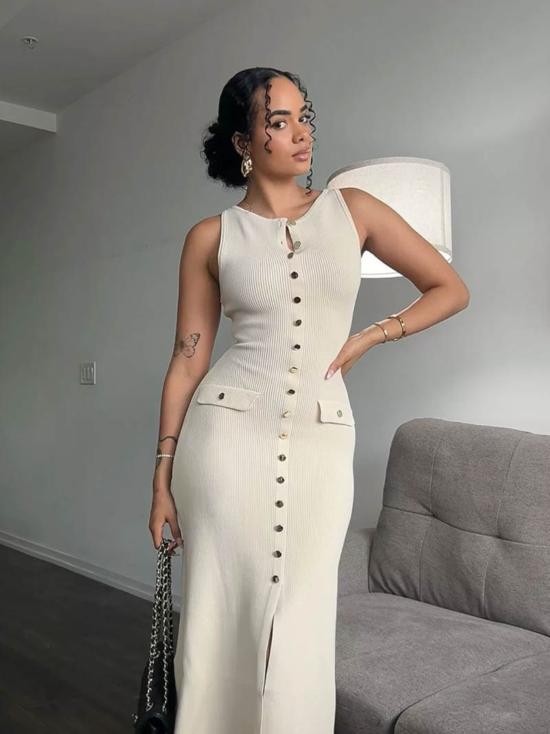 Ärmelloses Strickkleid mit Zierknöpfen und Taschen – Midi-Länge