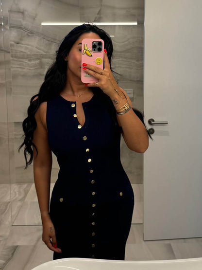 Ärmelloses Strickkleid mit Zierknöpfen und Taschen – Midi-Länge