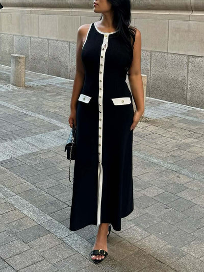 Ärmelloses Strickkleid mit Zierknöpfen und Taschen – Midi-Länge