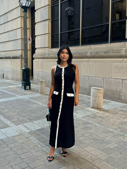 Ärmelloses Strickkleid mit Zierknöpfen und Taschen – Midi-Länge