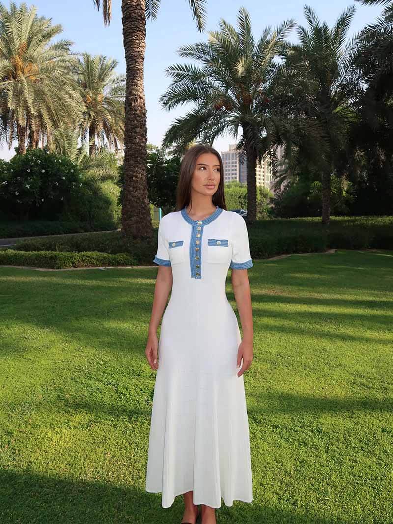 Strick-Maxikleid mit Kontrastkragen in Weiß-Blau