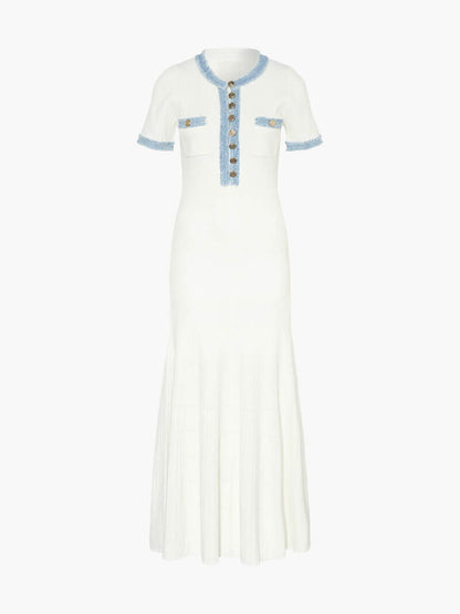 Strick-Maxikleid mit Kontrastkragen in Weiß-Blau
