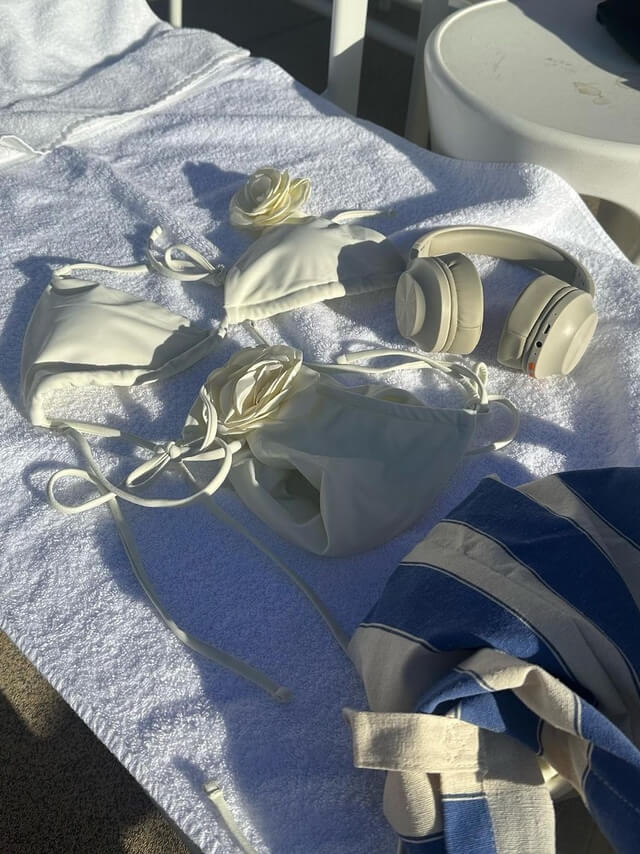 Damen Bikini-Set mit 3D-Blume – Triangel-Top und Bindehöschen in Creme